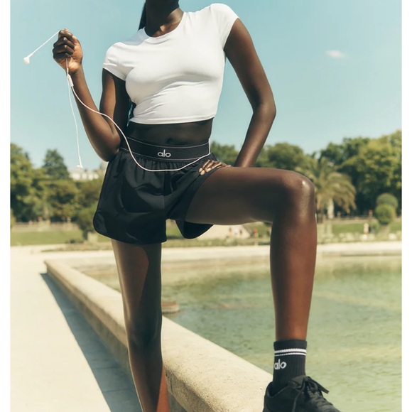 Alo yoga Women's match point Shorts - Picture 5 of 9